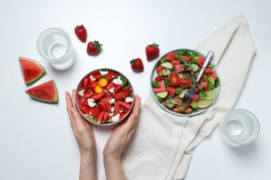 Beyaz arka planda çilekli karpuz salatası.