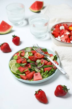 Çilek ve limonlu bir kasede karpuz salatası