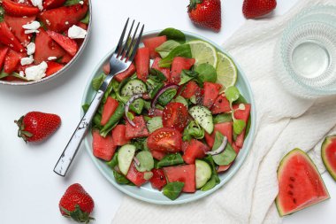 Çilek ve limonlu bir kasede karpuz salatası