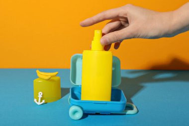 Yaz tatili, bavul ve diğer aksesuarlar.