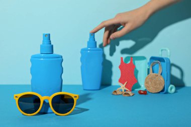 Güvenli bronzlaşma anlamına gelir, denizin arka planında, düz çizgi.