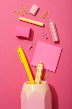 Ofis özellikleri masanın üzerinde, üst görünüm.