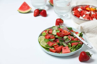 Çilek ve limonlu bir kasede karpuz salatası