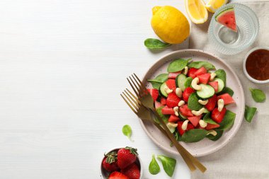 Limonlu ve çilekli bir kasede taze karpuz salatası
