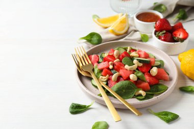 Limonlu ve çilekli bir kasede taze karpuz salatası