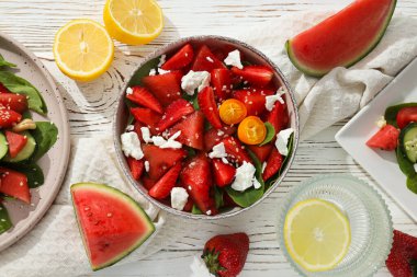 Beyaz arka planda karpuz ve taze meyve salatası.