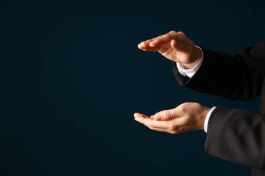 İş adamının eli karanlık bir arkaplanda.