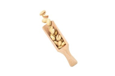 PNG, ahşap bir spatulada fıstık, beyaz arka planda izole edilmiş..