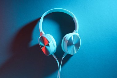 Beyaz, kulaklıklı, siyah arka planda dinleme cihazı olan..