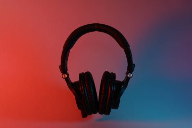 Kulaklıklar, siyah kulaklıklar, koyu bir arka plan..