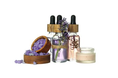 PNG, kozmetik şişeleri ve kavanoz, lavanta ve deniz tuzu kasede, beyaz arka planda izole edilmiş.