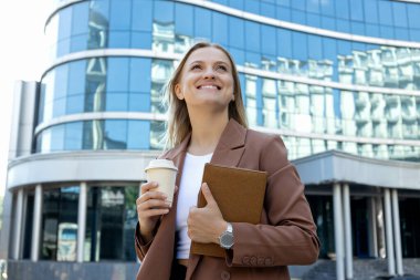 Not defteriyle takım elbiseli bir kız..