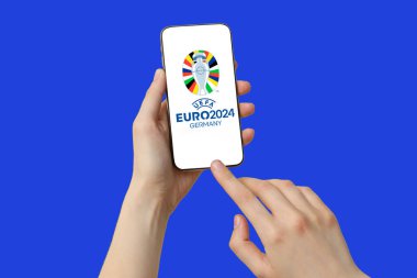 KYIV, UKRAINE - 16 Mayıs 2024: Almanya 'da UEFA Euro 2024 için akıllı telefonlu tasarım, futbol kupası, futbol yazı