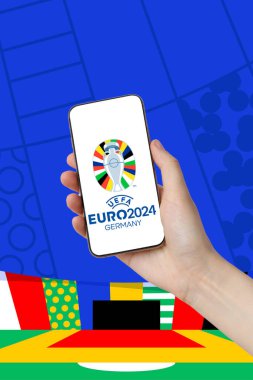 KYIV, UKRAINE - 16 Mayıs 2024: Almanya 'da UEFA Euro 2024 için akıllı telefonlu tasarım, futbol kupası, futbol yazı