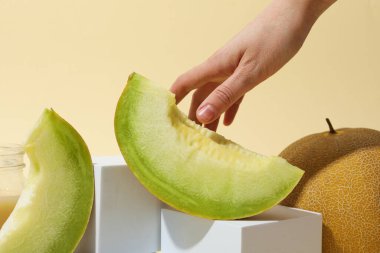 Sulu ve lezzetli yaz mevsimi meyve kavramı - kavun