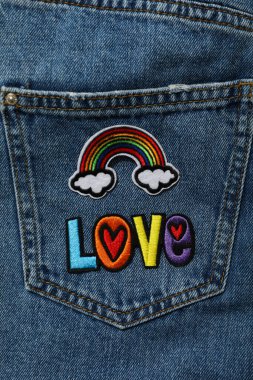 LGBT geçit töreni konsepti, kot pantolon cebinde baş sembolü.