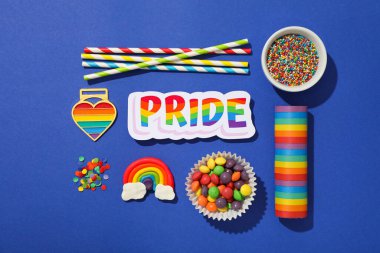 LGBT geçit töreni konsepti, mavi arkaplanda neşeli renkli semboller.