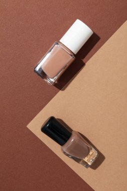 Kahverengi arka planda ojeli kavanozlar.