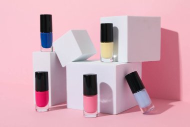 Beyaz tahta küplerle çok renkli ojeler.