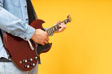 Bir adam çok güzel bir gitar çalar.