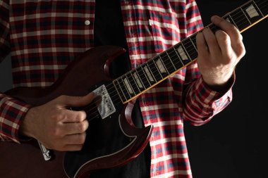 Bir adam çok güzel bir gitar çalar.