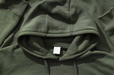 Beyaz etiketli, sıcak ve şık kıyafetler.