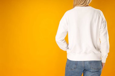 Beyaz kazaklı genç bir kadın.