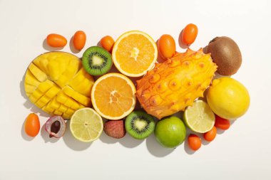 Beyaz arka planda tropikal meyve kümesi, üst görünüm