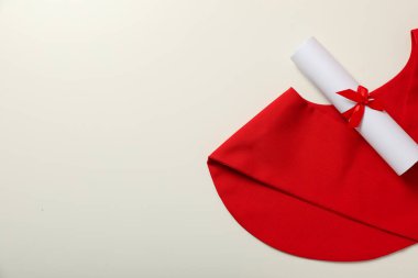 Beyaz bir arka planda, diplomalı bir mezun..