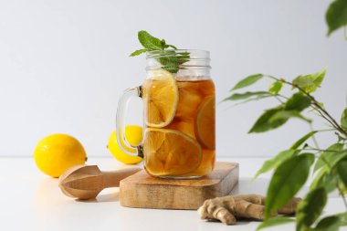 Bir bardak taze portakal dilimli soğuk çay.