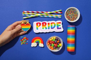 LGBT geçit töreni konsepti, mavi arkaplanda neşeli renkli semboller.