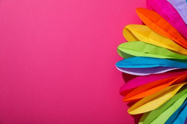 LGBT geçit töreni konsepti, pembe arka planda tatil sembolleri.