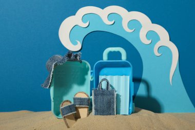 Yaz tatili, bavul ve diğer aksesuarlar.