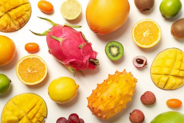 Beyaz arka planda tropikal meyve kümesi, üst görünüm