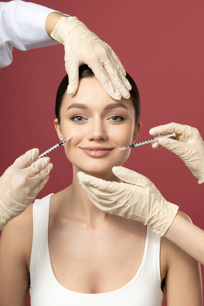 Доктор вводит ботокс молодой девушке