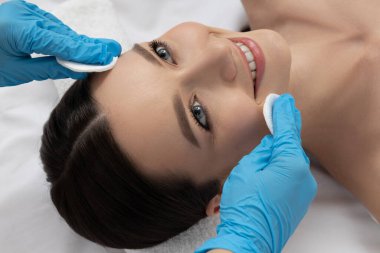 Güzellik uzmanıyla randevusu olan çekici bir esmer.