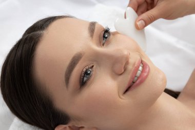 Güzellik uzmanıyla randevusu olan çekici bir esmer.