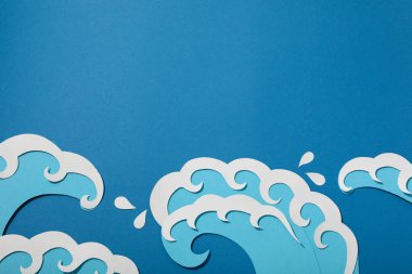 Kumsalda yaz tatili için aksesuarlı dalgalar..