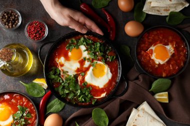 Shakshuka 'nın arka planında taze sebzeler var.