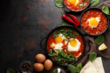 Shakshuka 'nın arka planında taze sebzeler var.