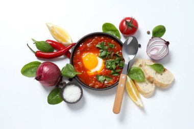 Beyaz arka planda taze sebzeli Shakshuka.