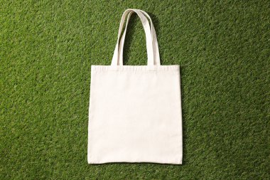 Eko çanta, yeniden kullanılabilir, alışveriş için, çimenlerin üzerinde.
