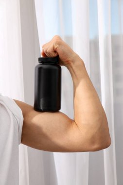 Açık arkaplan üzerinde siyah plastik kavanoz.