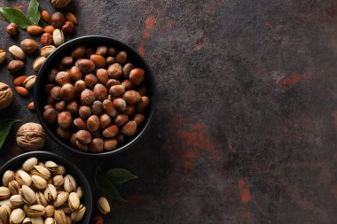Siyah kaselerde farklı tipte fındıklar.