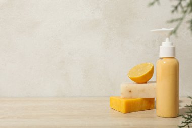 Kutuda sabun, bej arka planda sabun ve limon kalıpları, metin için boşluk