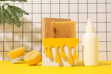 Hafif arkaplanda sabun, fırça, limon, sprey ve süslemeler