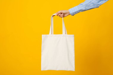 Sarı arka planda beyaz çanta.