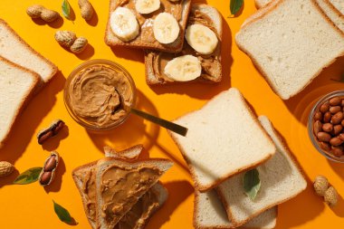 Kavanozda fıstık ezmesi ve yanında da sarı bir arka plan..