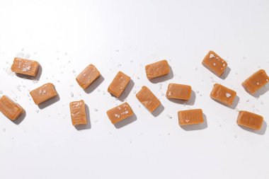 Beyaz arkaplanda tuzlu karamel küpleri