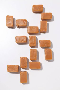 Beyaz arkaplanda tuzlu karamel küpleri
